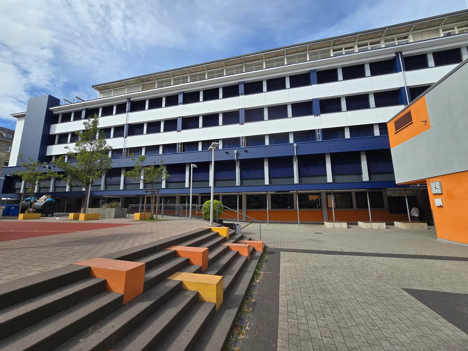 Schulgebäude des Max-von-Laue-Gymnasiums mit Schulhof